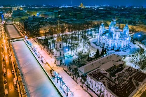 Фотография Смольного Собора в Санкт-Петербурге ночью придает атмосферу волшебства Рождества. Освещенные купола и здания Смольного монастыря создают неповторимый вид, напоминая о красоте православных храмов России. Это мгновение Рождественской ночи приглашает вас в увлекательное путешествие в историческое и религиозное наследие Санкт-Петербурга.